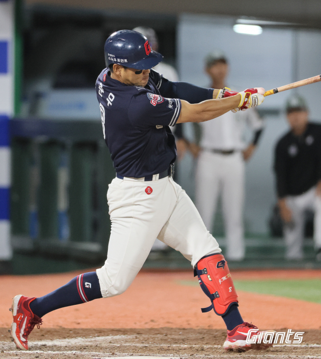롯데 자이언츠 타자 전준우는 9일 삼성 라이온즈와의 경기에서 6회 솔로 홈런을 터뜨리며 2경기 연속 홈런을 기록했다. 롯데 자이언츠 제공