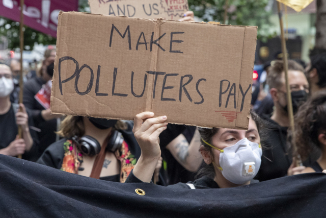 캐나다에서 발생한 산불 연기가 미국 동부까지 퍼진 가운데 8일(현지시간) 뉴욕에서 기후활동가들이 시위를 벌이고 있다. 산불로 인한 미세먼지와 연기에 대기질이 최악으로 치닫자 당국은 시민들에게 외출 자제와 마스크 착용을 당부했다. 연합뉴스
