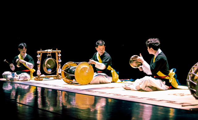 앉은 반 형태에서 꽹과리, 장구, 북, 징 등의 타악기가 농악의 구성진 가락을 신명나게 연주하는 '삼도농악가락' 연주 장면. 국립부산국악원 제공