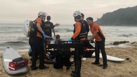 환자를 구조하는 119 소방대원의 모습. 연합뉴스