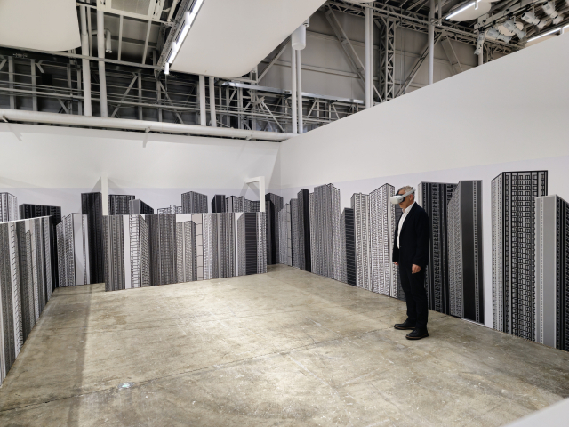 줄리안 오피가 개인전 'OP.VR@Kukje/F1963.BUSAN'에 전시된 VR 작품을 직접 체험하는 모습. 오금아 기자