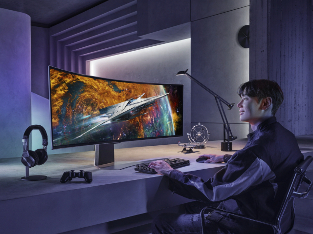 삼성전자 모델이 세계 최초 듀얼 QHD 해상도를 지원하는 올레드 게이밍 모니터 ‘오디세이 올레드 G9’을 소개하고 있는 모습.삼성전자 제공