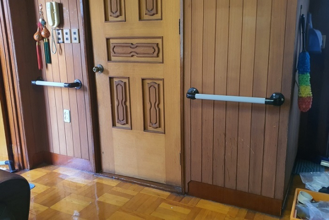 한국도로공사는 지난해 고령이 국가유공자들이 집 안에서 미끄러지는 등 낙상사고가 발생하는 것을 막기 위해 화장실·욕실·복도용 안전 손잡이를 설치했다. 한국도로공사 제공