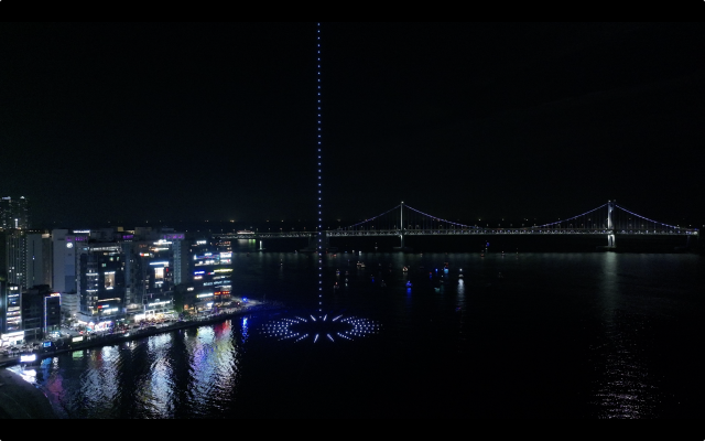 지난 3일 밤 ‘광안리 M 드론 라이트쇼’에서 드론쇼 촬영팀이 드론을 띄워 상공에서 촬영한 모습. 다온아이앤씨 제공