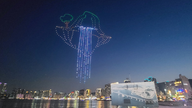 산에서 흘러 내리는 폭포수를 표현한 드론쇼.