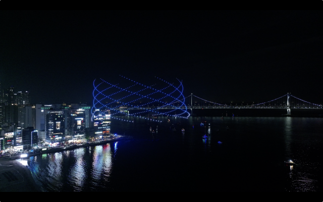 드론쇼 촬영팀이 상공에서 촬영한 드론쇼 장면. 관람객이 직접 찍은 사진들과 또 다른 매력이 있다. 다온아이앤씨 제공