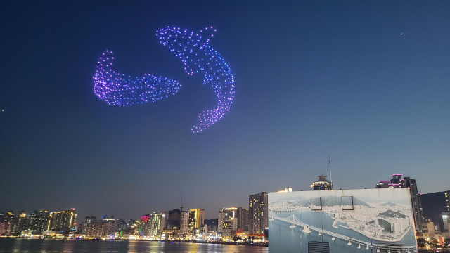 회오리 모양이었던 드론들이 다시 물고기 두 마리로 변하더니 하늘로 떠오른다.