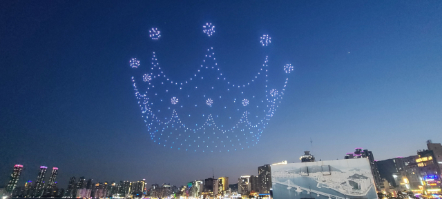 지난 3일 밤 부산 광안리해수욕장에서 진행된 광안리 M 드론 라이트쇼. 오와 열을 맞춘 수백 대의 드론이 왕관 모양을 연출하고 있다.