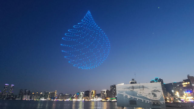 지난 3일 밤 부산 광안리 해수욕장에서 ‘물의 여행’을 주제로 진행된 드론 라이트쇼에서 선보인 물방울 모양 드론쇼.