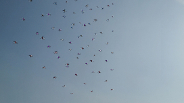 야간에 진행될 공연에 앞서 드론들이 제대로 작동하는지 확인하는 시험 비행 장면.
