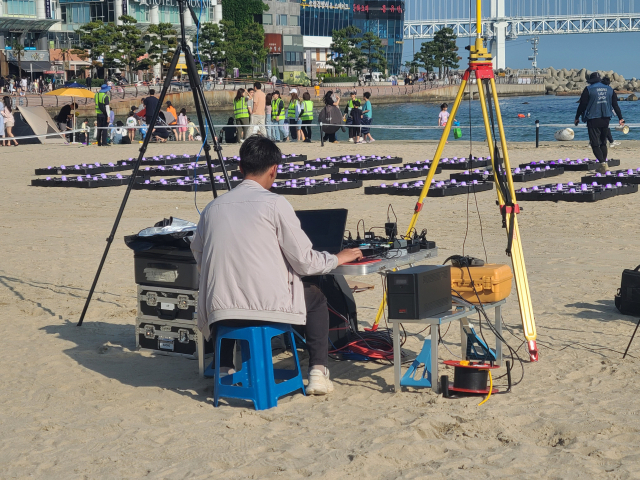 드론들은 한 명의 엔지니어가 군집 비행 소프트웨어로 제어한다. 군집 비행을 제어할 메인 엔지니어가 시험 비행에 앞서 기기와 프로그램을 점검하고 있다.