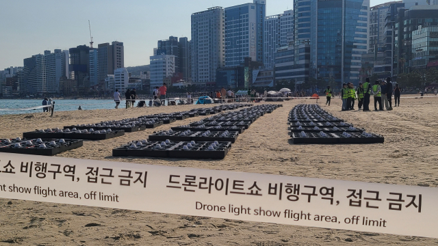 '광안리 M 드론 라이트쇼’ 공연에 앞서 새벽 일찍 차로 실어 온 600개의 드론이 드론쇼 본부 부스 앞에 오와 열을 맞춰 배치돼 있다.