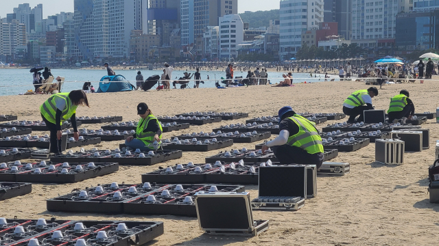 드론쇼 업체 직원들이 드론마다 배터리를 넣고, 배터리가 잘 장착됐는지 확인하고 또 확인한다.