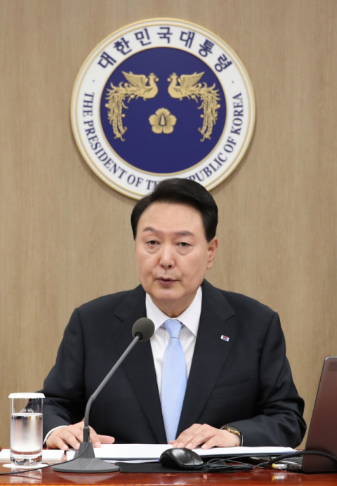 윤석열 대통령이 13일 서울 용산 대통령실에서 열린 국무회의에서 모두발언을 하고 있다. 연합뉴스
