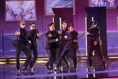 미국 그래미어워드 무대에서 퍼포먼스를 선보이고 있는 그룹 BTS. AP연합뉴스