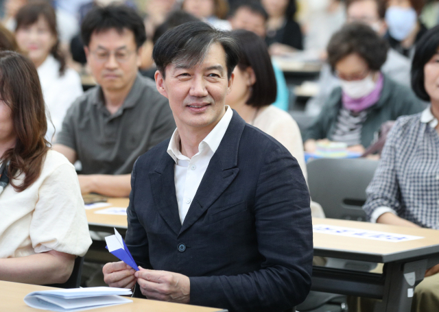 조국 전 법무부 장관이 대구 북구 엑스코에서 열린 '가불 선진국에서 펼치는 법고전 산책 이야기' 북콘서트에 참석하고 있다. 연합뉴스