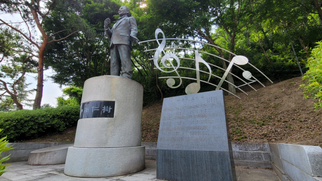 경남 진주시 진양호공원에 세워져 있는 남인수 동상. 비석에는 그의 대표곡인 애수의 소야곡이 새겨져 있다. 김현우 기자