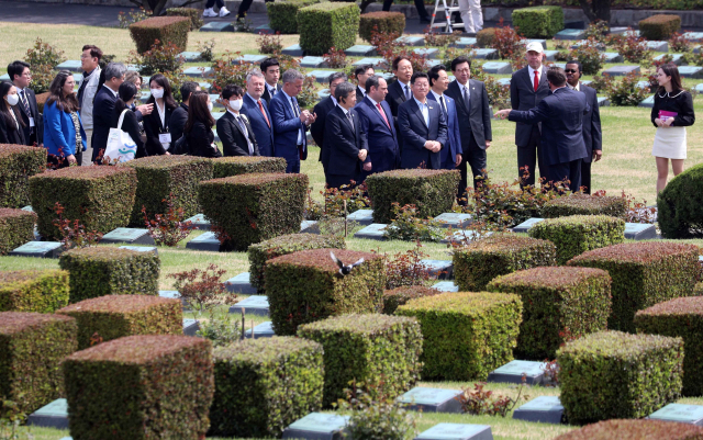 2030세계박람회 개최 후보지인 부산을 실사하기 위해 방한한 국제박람회기구(BIE) 실사단이 4월 6일 부산 남구 유엔기념공원을 방문하고 있다. 김종진 기자 kjj1761@