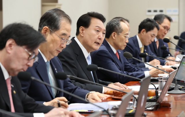 윤석열 대통령이 13일 서울 용산 대통령실에서 국무회의를 주재하고 있다. 윤 대통령은 이날 모두 발언에서 20~21일 프랑스 파리에서 열리는 국제박람회기구(BIE) 총회에 참석해 부산엑스포 유치 활동을 적극 지원하겠다는 의지를 밝혔다. 연합뉴스
