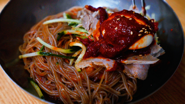 부산밀면은 미군이 보급한 밀가루로 만들어 값이 쌌고, 자극적인 양념 덕에 피란민에게 큰 인기를 누렸다. 정수원·김보경 PD bluesky@busan.com