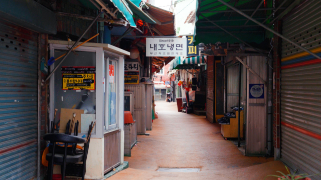 부산밀면은 미군이 보급한 밀가루로 만들어 값이 쌌고, 자극적인 양념 덕에 피란민에게 큰 인기를 누렸다. 정수원·김보경 PD bluesky@busan.com