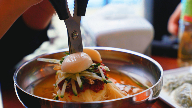 부산밀면은 미군이 보급한 밀가루로 만들어 값이 쌌고, 자극적인 양념 덕에 피란민에게 큰 인기를 누렸다. 정수원·김보경 PD bluesky@busan.com