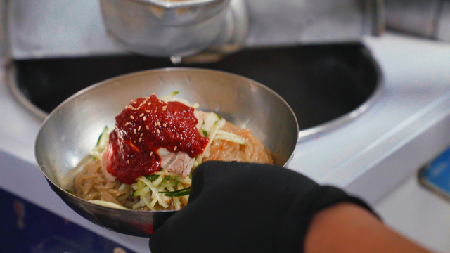 부산밀면은 미군이 보급한 밀가루로 만들어 값이 쌌고, 자극적인 양념 덕에 피란민에게 큰 인기를 누렸다. 정수원·김보경 PD bluesky@busan.com