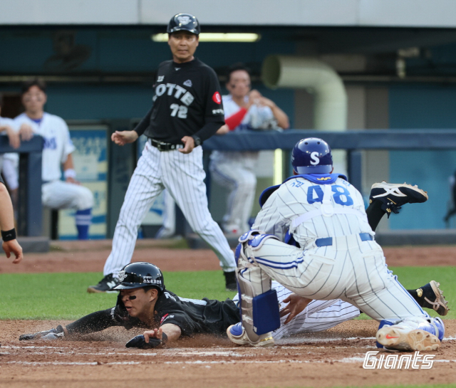 롯데 자이언츠는 지난주 1승 5패로 올 시즌 가장 부진한 한 주를 보냈다. 지난 10일 대구 라이온즈 파크에서 열린 삼성 라이온즈와의 경기에서 김민석이 득점하는 장면. 롯데 자이언츠 제공