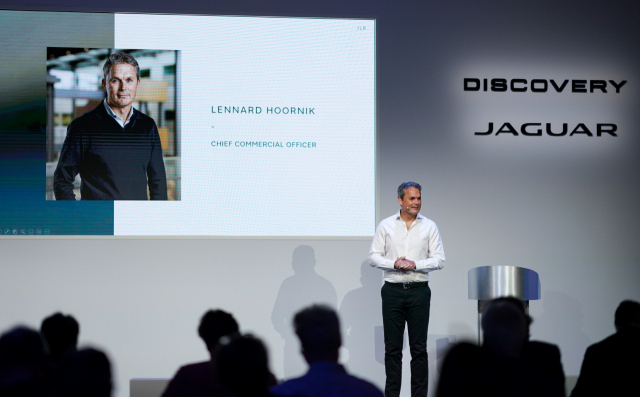 글로벌 경기불황으로 자동차 시장이 위축되고 있는 상황에서 판매 부진을 겪는 업체들이 잇따라 생존전략을 내놓고 있다. 레너드 후르닉 재규어랜드로버 최고사업책임자가 최근 재규어 판매 중단을 포함하는 내용의 브랜드 전략을 발표하는 모습. 재규어랜드로버코리아 제공