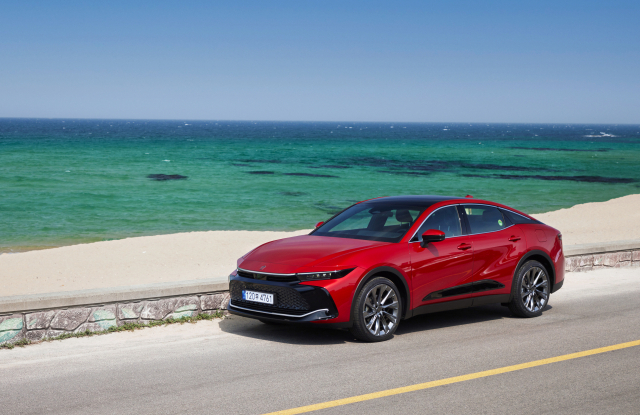 토요타 ‘크라운’ 2.5L 하이브리드 주행 장면. 토요타코리아 제공