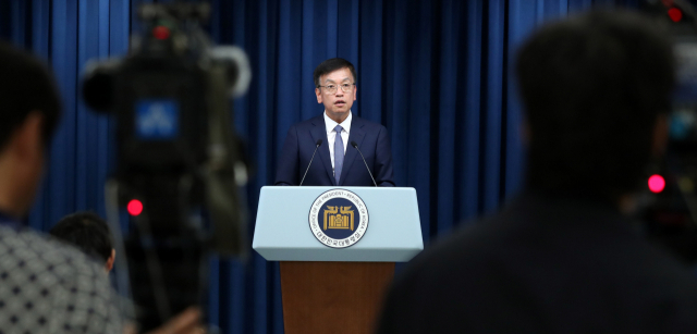 대통령실은 2030세계박람회(월드엑스포) 개최지 선정을 위한 4차 PT에서 한국의 K 브랜드로 경쟁국인 사우디아라비아를 넘어설 것이라고 밝혔다. 최상목 대통령실 경제수석이 13일 서울 용산 대통령실에서 윤석열 대통령의 프랑스·베트남 순방 일정 등을 브리핑하고 있다 연합뉴스