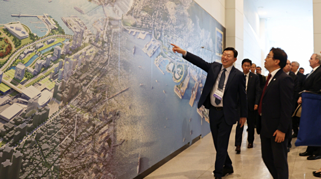 신동빈 롯데그룹 회장이 13일 부산항 북항에서 30개국 주한 대사 등에게 부산엑스포 개최 후보지의 조감도 내용을 설명하고 있다. 롯데그룹 제공