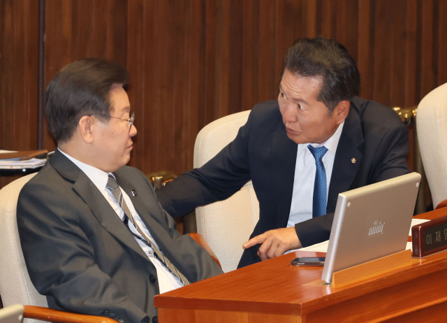 더불어민주당에서 ‘혁신 갈등’이 계속되고 있다. 민주당 이재명(왼쪽) 대표가 지난 12일 오후 국회에서 열린 본회의에서 정청래 최고위원과 대화하고 있다. 연합뉴스