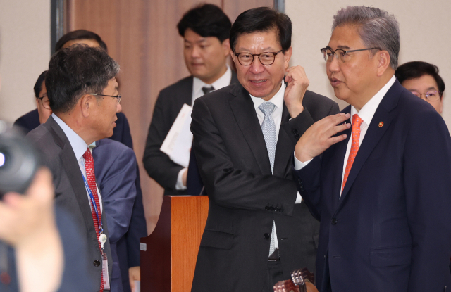 박진 외교부 장관, 박형준 부산시장, 윤상직 유치위 사무총장(앞줄 오른쪽부터)이 13일 국회에서 열린 2030부산세계박람회유치지원특별위원회에서 대화하고 있다. 박 장관은 오는 20∼21일 프랑스에서 열리는 국제박람회기구 총회에서 부산의 우수한 개최 역량을 선보이는 데 집중하겠다고 밝혔다. 연합뉴스