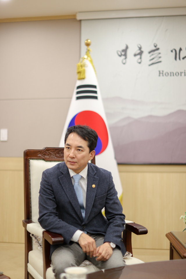 부산 출신의 박민식 초대 국가보훈부 장관이 “유엔공원을 부산만의 ‘핫플레이스’로 만들겠다”고 밝혔다. 박 장관이 <부산일보> 취재진 질문에 답하고 있다. 국가보훈부 제공