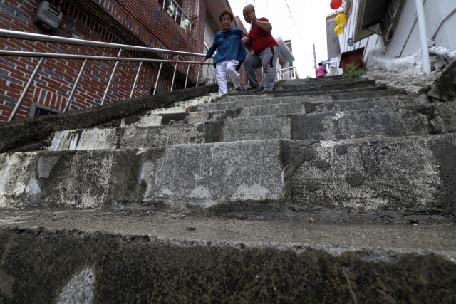 부산 동구청이 산복도로 보행권 개선을 위해 고지대 계단 정비공사에 나섰다. 동구 한 산복도로의 좁고 가파른 계단을 주민들이 힘겹게 내려오는 모습. 김종진 기자 kjj1761@