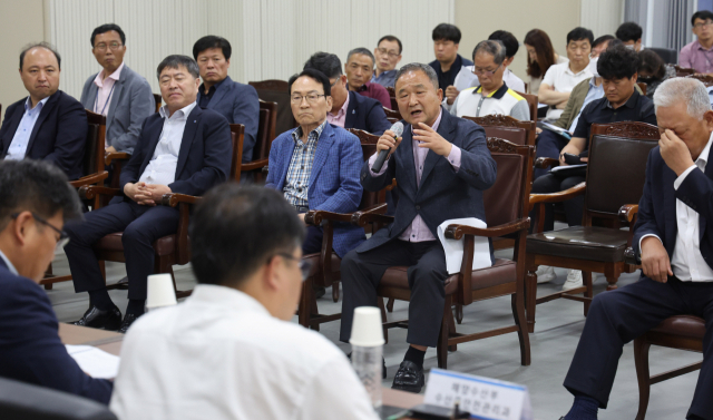 해양수산부가 13일 부산 동구 부산해양수산청에서 개최한 수산물 안전 설명회에서 어업인들이 일본 후쿠시마 원전 오염수 방류 계획에 반발하며 목소리를 높이고 있다. 이재찬 기자 chan@