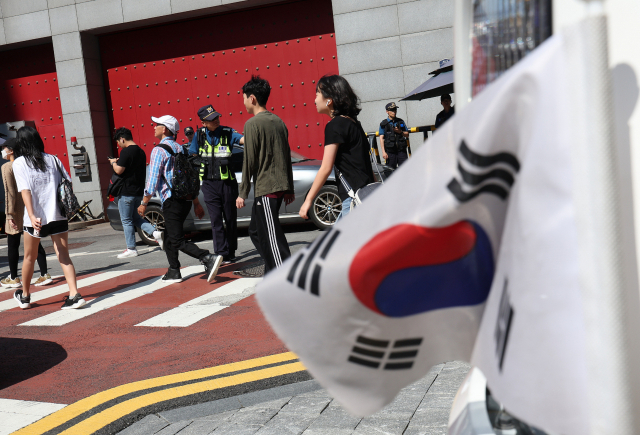 윤석열 대통령이 13일 싱하이밍 주한 중국대사의 최근 공개 발언이 외교적으로 부적절했다고 언급한 것으로 알려진 가운데 이날 오후 서울 중구 주한중국대사관 앞에서 경찰이 경비를 서고 있다. 연합뉴스
