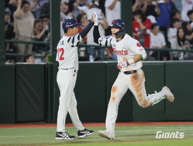 롯데 자이언츠 외야수 윤동희는 13일 부산 사직구장에서 3회 3점 홈런을 터뜨렸다. 롯데 자이언츠 제공