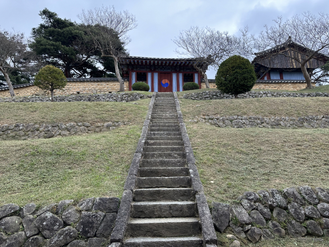 남계서원 강당 뒤편의 사당에 가려면 층층 계단 수십 개를 올라야 한다.