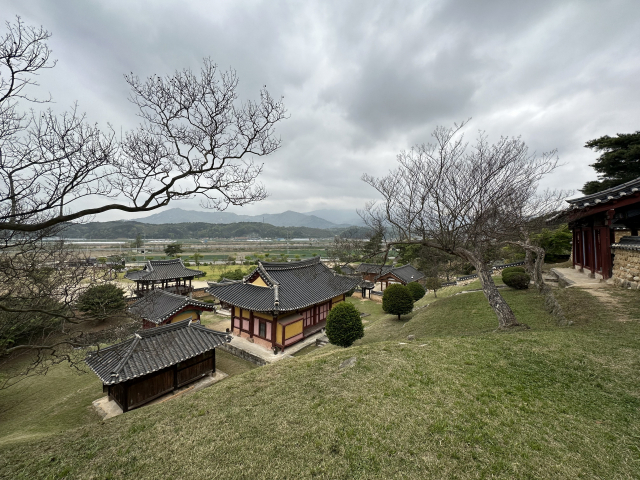남계서원 사당 앞에서 내려다 본 전경. 들판과 남강, 더 멀리 겹겹이 산봉우리가 한눈에 들어온다.