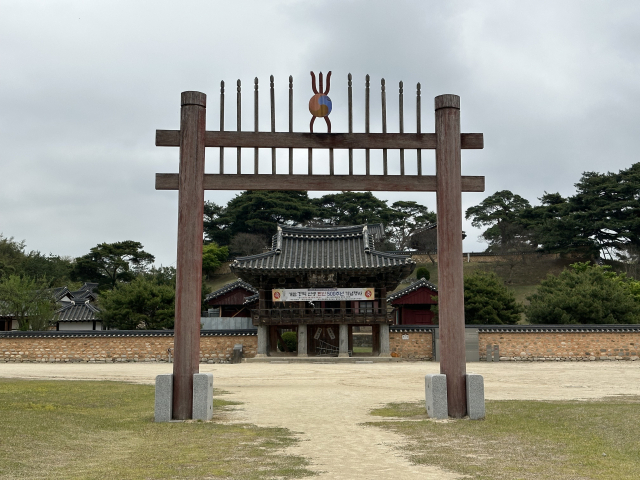 남계서원 홍살문 너머로 대문 격인 풍영루가 보인다.