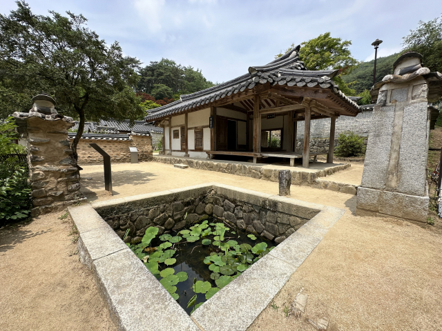 도산서원의 시초가 된 ‘도산서당’과 마당 앞 연못(정우당). 퇴계 이황은 만년에 이 서당을 지어 머물면서 제자들을 가르쳤다.