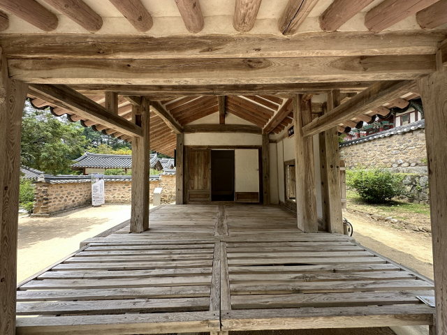 퇴계 선생이 직접 짓고 머물며 제자들을 가르친 '도산서당'. 제자들이 늘어나자 마루를 더 확장했다.