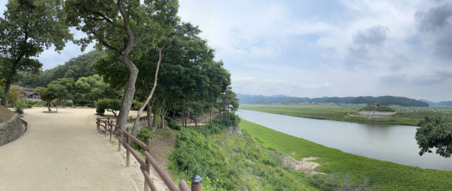 낙동강을 마주하는 도산서원의 입구. 강 건너편에 특별 과거시험이 열린 자리를 기념한 '시사단'이 보인다.