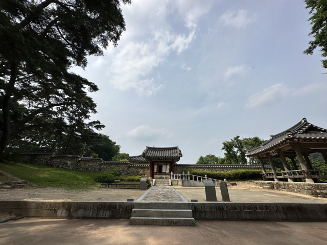한국 서원의 역사가 시작된 '소수서원'의 입구. 오른쪽에 유생들의 휴식 공간인 경렴정이 보인다.