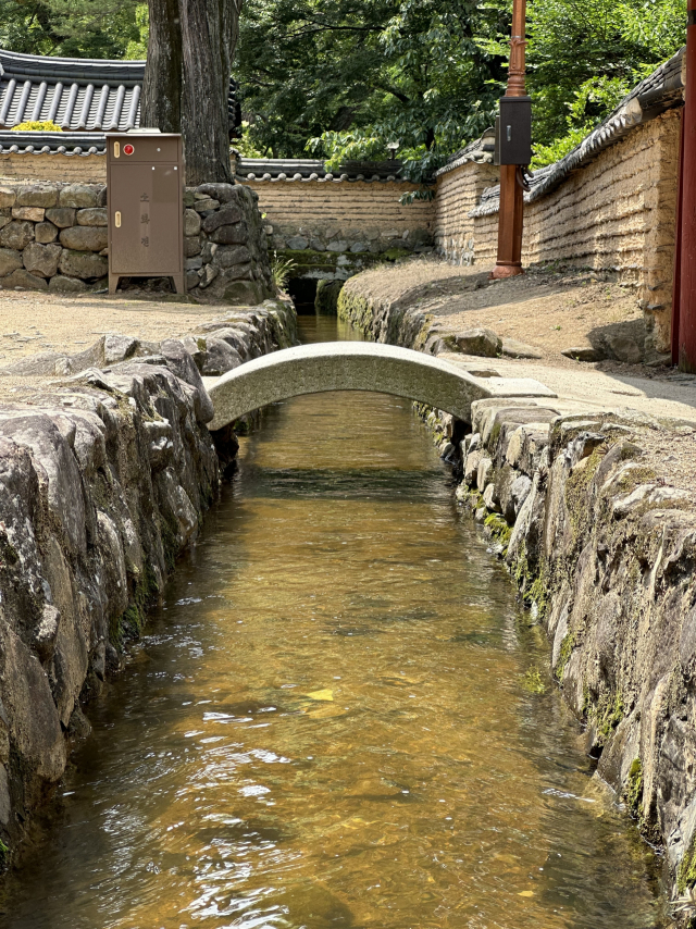 옥산서원 입구에 들어서면 발 아래로 작은 도랑이 흐른다.