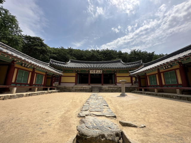 옥산서원의 강학 공간인 구인당과 동재·서재.