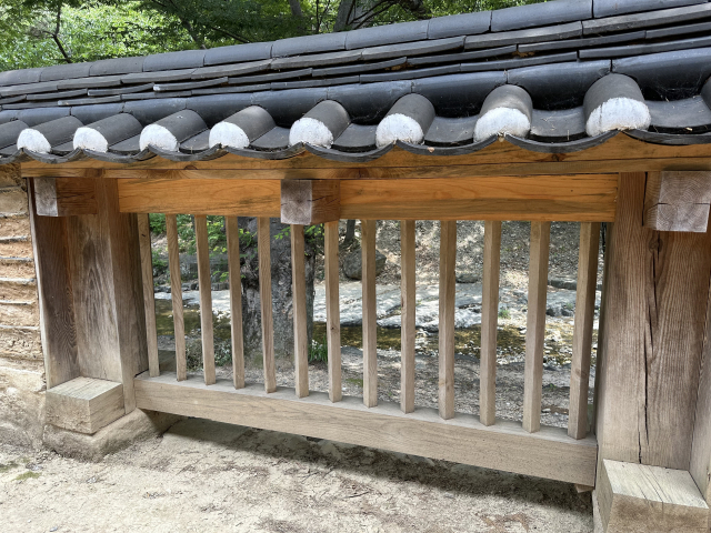 나무 살창을 내어 계곡을 내다볼 수 있게 만든 독락당의 담장.