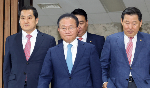 국민의힘 윤재옥 원내대표(가운데), 박대출 정책위의장(왼쪽), 이철규 사무총장(오른쪽)이 13일 오전 서울 여의도 국회에서 열린 원내대책회의에 참석하고 있다. 연합뉴스